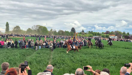 Ruiters aan het rijden tijdens de processie